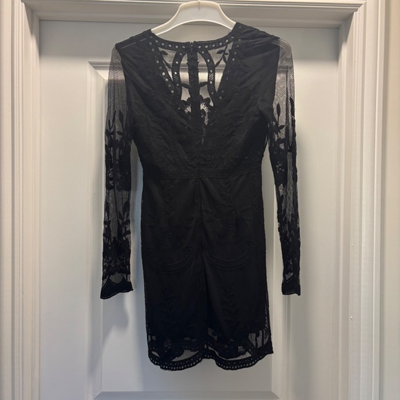 Honey Punch Black Embroidered Lace Long Sleeve V Neck Dress - Picture 9 of 11